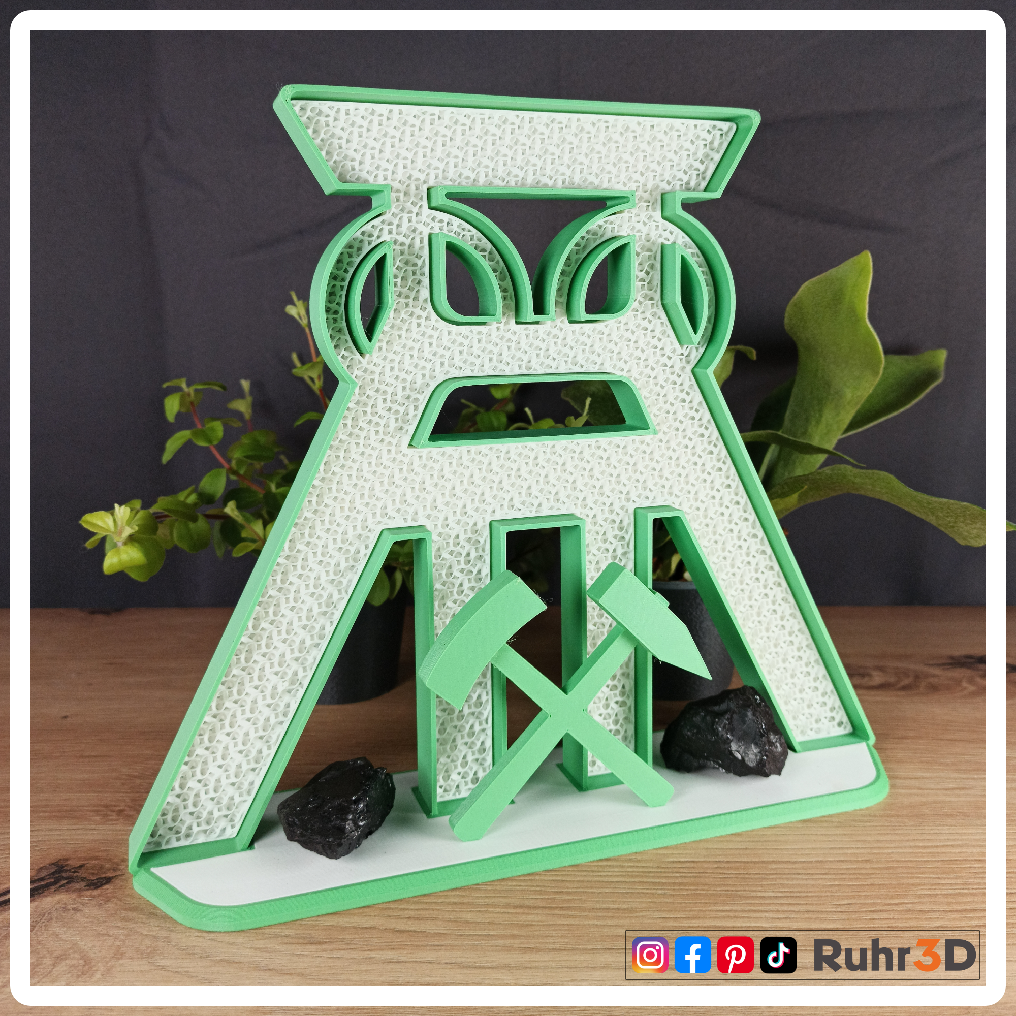 Förderturm in Vereinsfarben mit Schlägel & Eisen sowie echter Kohle • Heimat | Ruhrgebiet | Revier | Ruhrpott | Bergbau | Kumpel | Verein •