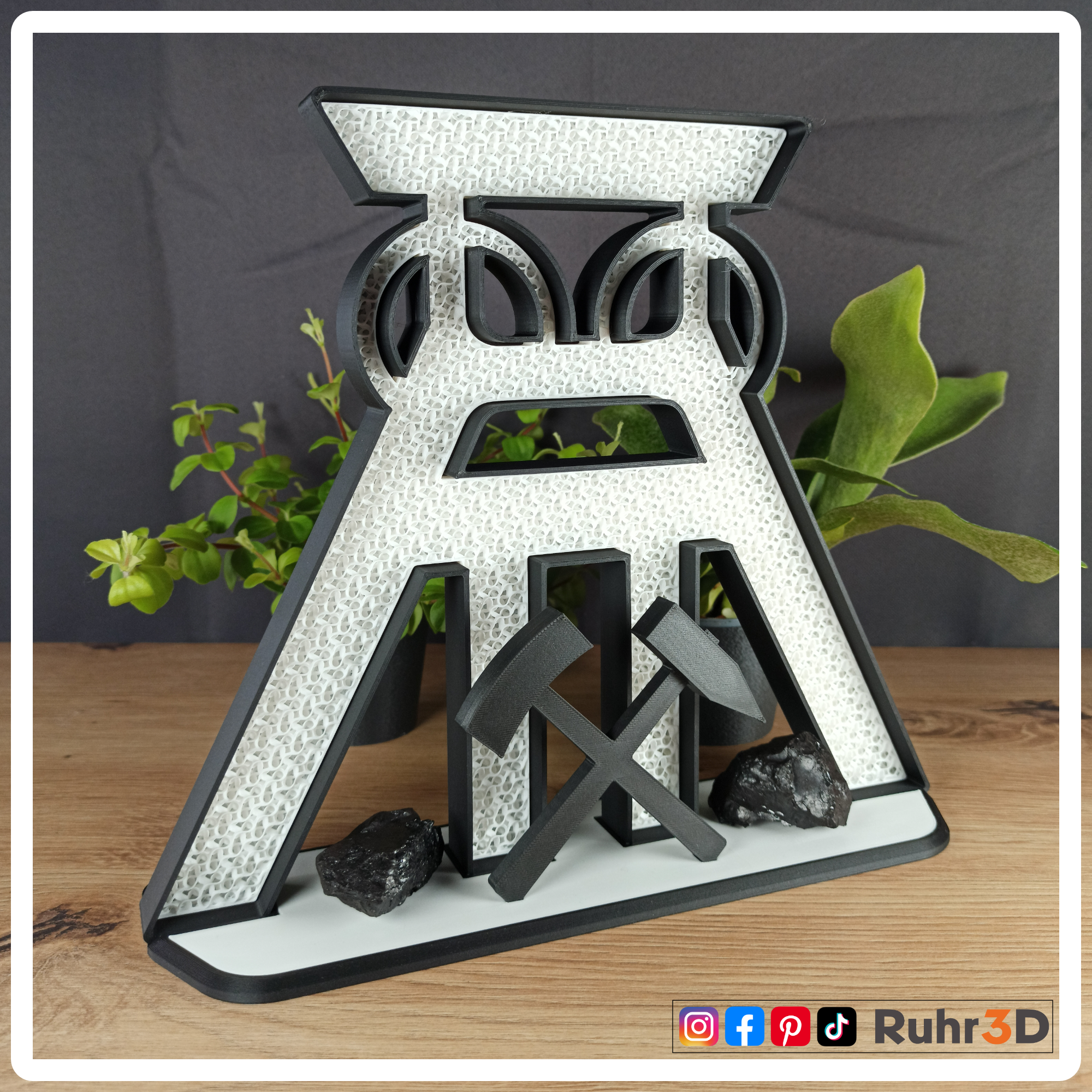 Förderturm in Vereinsfarben mit Schlägel & Eisen sowie echter Kohle • Heimat | Ruhrgebiet | Revier | Ruhrpott | Bergbau | Kumpel | Verein •