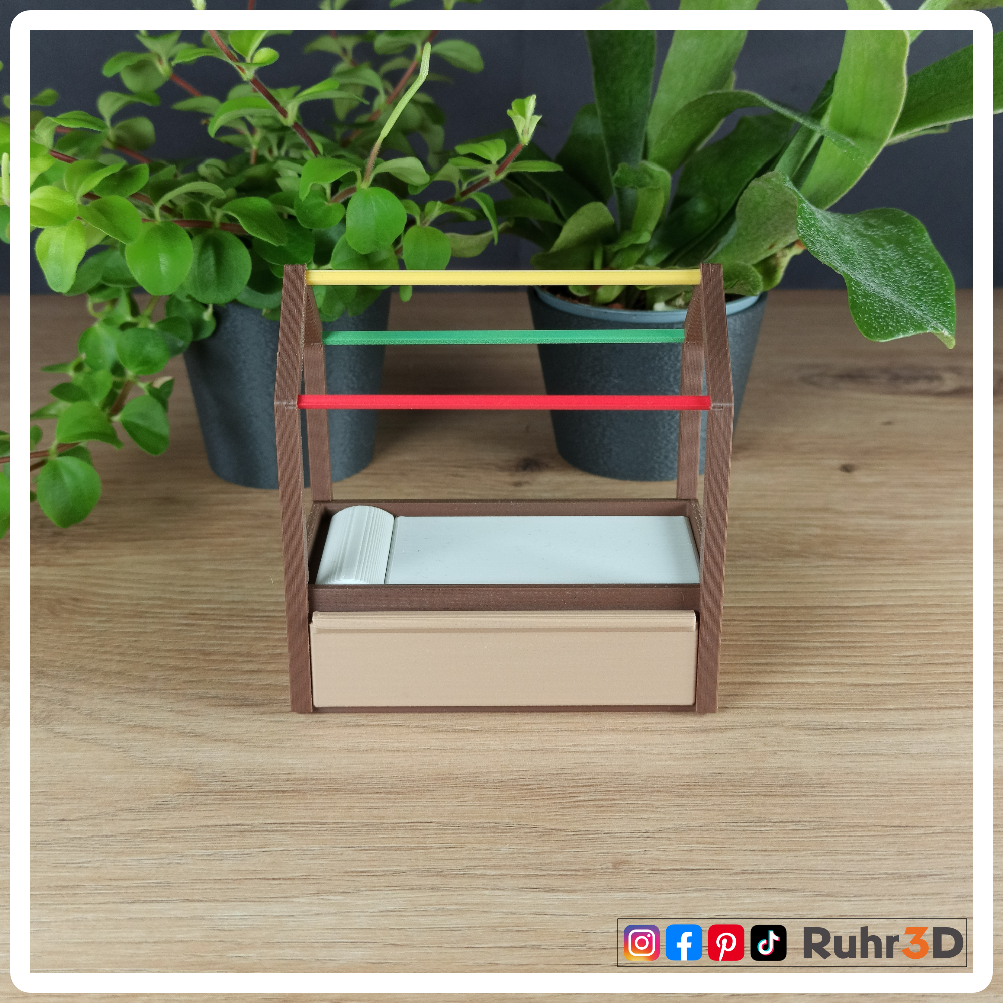 Miniatur Kinderbett für Kinder Figuren von circa 5,3 cm Höhe beziehungsweise einem Maßstab von 1 zu 22,5. Das Bett ist eine Art Himmelbett mit einer Schublade im Bettkasten. Das Spitzdach besteht aus drei Stäben in den Farben Rot, Grün und Gelb. Das Bett ist in den Farben Beige mit beiger oder brauner Schublade oder in Braun mit beiger oder brauner Schublade bestellbar. Die passende Matratze sowie das passende Kissen sind im Set enthalten.