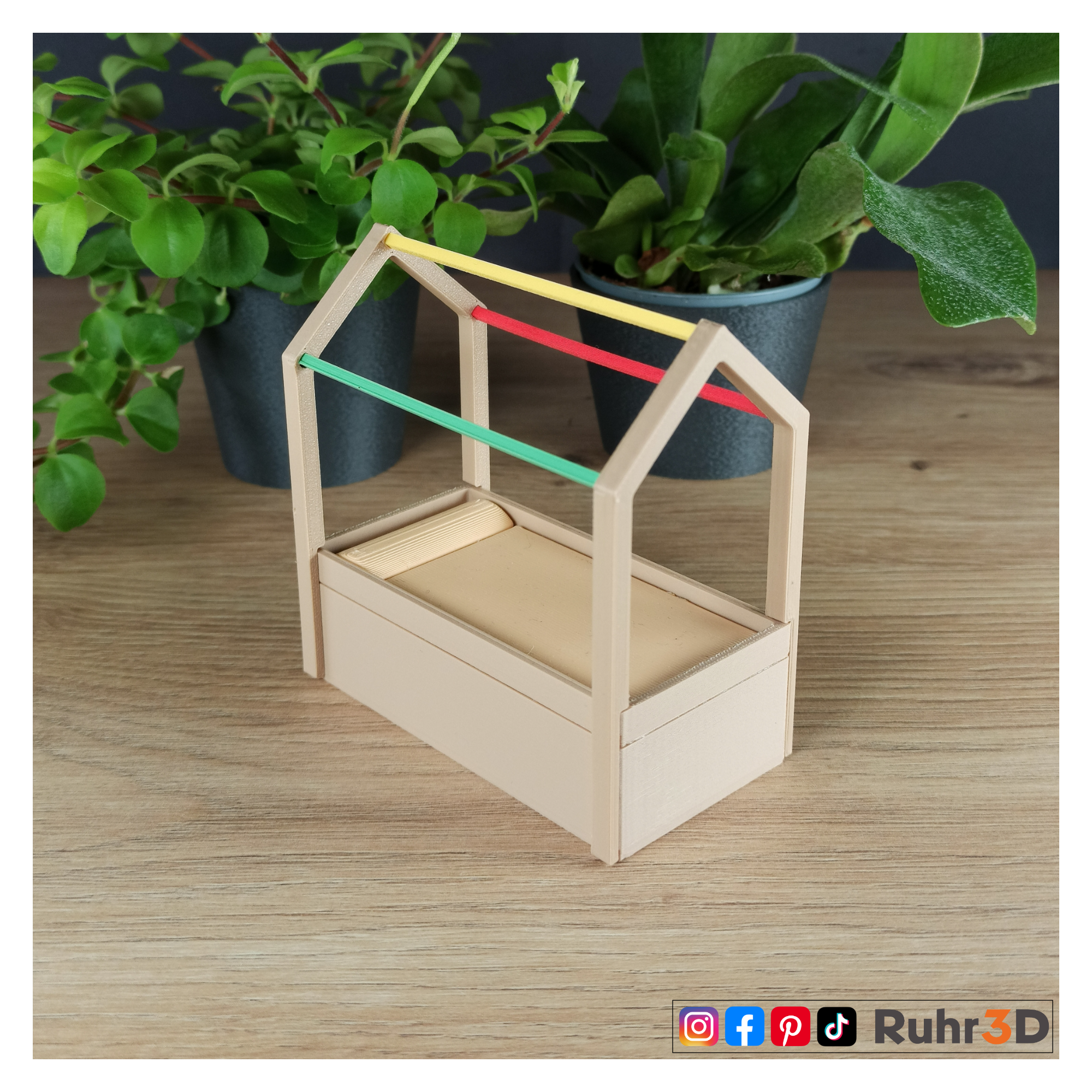 Miniatur Kinderbett für Kinder Figuren von circa 5,3 cm Höhe beziehungsweise einem Maßstab von 1 zu 22,5. Das Bett ist eine Art Himmelbett mit einer Schublade im Bettkasten. Das Spitzdach besteht aus drei Stäben in den Farben Rot, Grün und Gelb. Das Bett ist in den Farben Beige mit beiger oder brauner Schublade oder in Braun mit beiger oder brauner Schublade bestellbar. Die passende Matratze sowie das passende Kissen sind im Set enthalten.