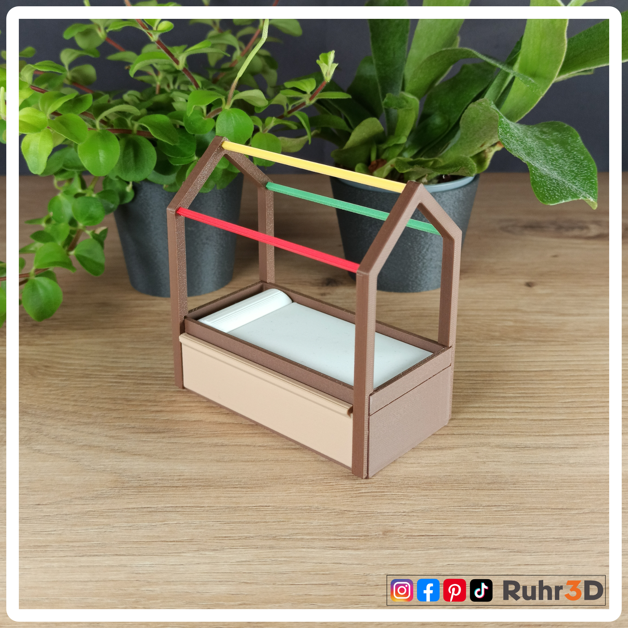 Miniatur Kinderbett für Kinder Figuren von circa 5,3 cm Höhe beziehungsweise einem Maßstab von 1 zu 22,5. Das Bett ist eine Art Himmelbett mit einer Schublade im Bettkasten. Das Spitzdach besteht aus drei Stäben in den Farben Rot, Grün und Gelb. Das Bett ist in den Farben Beige mit beiger oder brauner Schublade oder in Braun mit beiger oder brauner Schublade bestellbar. Die passende Matratze sowie das passende Kissen sind im Set enthalten.