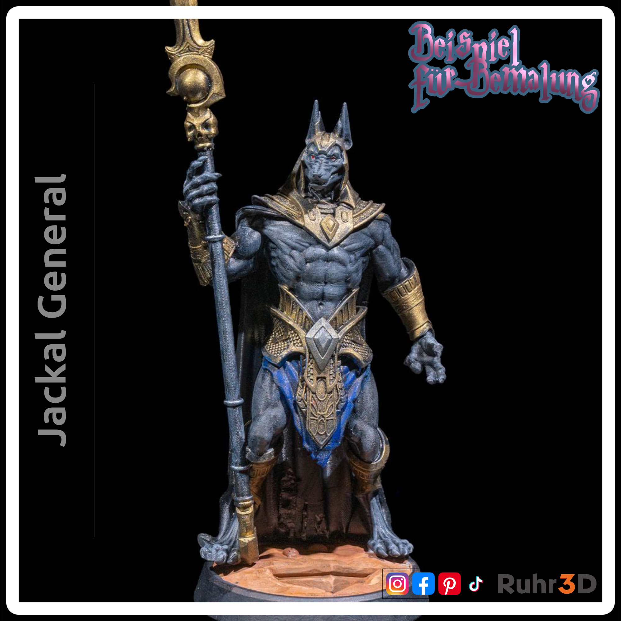 Detaillierte Figur des ägyptischen Gottes Anubis, dargestellt als Schakal mit menschlichem Körper. Die Figur hält einen Stab, ist hauptsächlich grau mit goldenen sowie blauen Akzenten und trägt einem dunkelblauen Umhang. Der Text "Jackal General" befindet sich auf der linken Seite. Das Bild stellt ein Beispiel für die Bemalung der Figur dar.