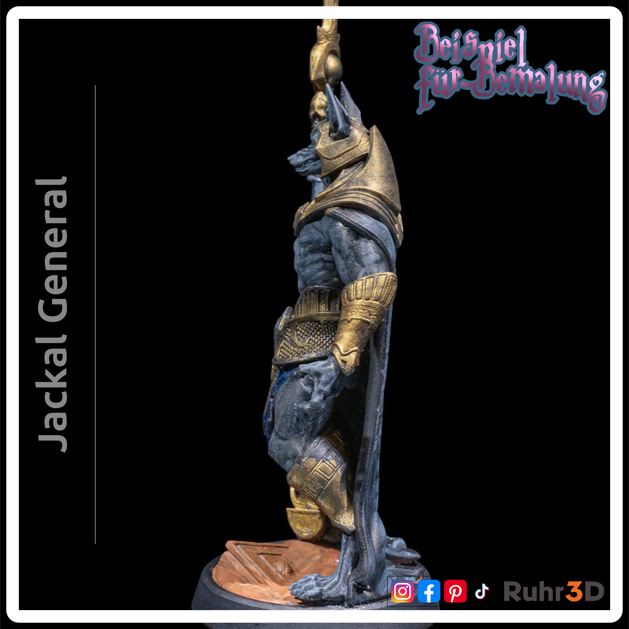 Detaillierte Figur des ägyptischen Gottes Anubis, dargestellt als Schakal mit menschlichem Körper. Die Figur hält einen Stab, ist hauptsächlich grau mit goldenen sowie blauen Akzenten und trägt einem dunkelblauen Umhang. Der Text "Jackal General" befindet sich auf der linken Seite. Das Bild stellt ein Beispiel für die Bemalung der Figur dar.