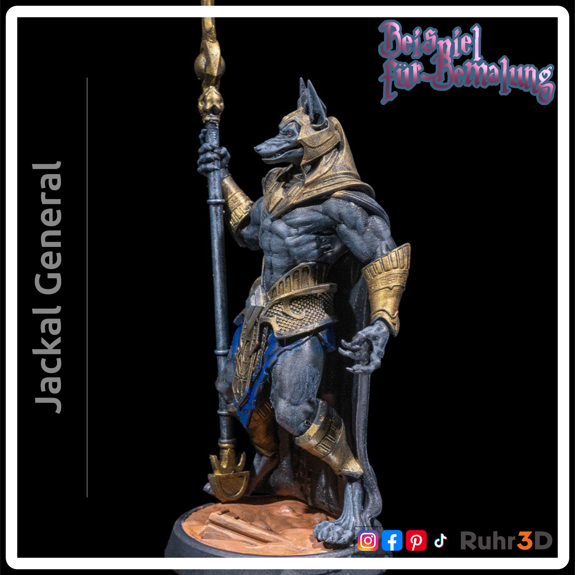 Detaillierte Figur des ägyptischen Gottes Anubis, dargestellt als Schakal mit menschlichem Körper. Die Figur hält einen Stab, ist hauptsächlich grau mit goldenen sowie blauen Akzenten und trägt einem dunkelblauen Umhang. Der Text "Jackal General" befindet sich auf der linken Seite. Das Bild stellt ein Beispiel für die Bemalung der Figur dar.