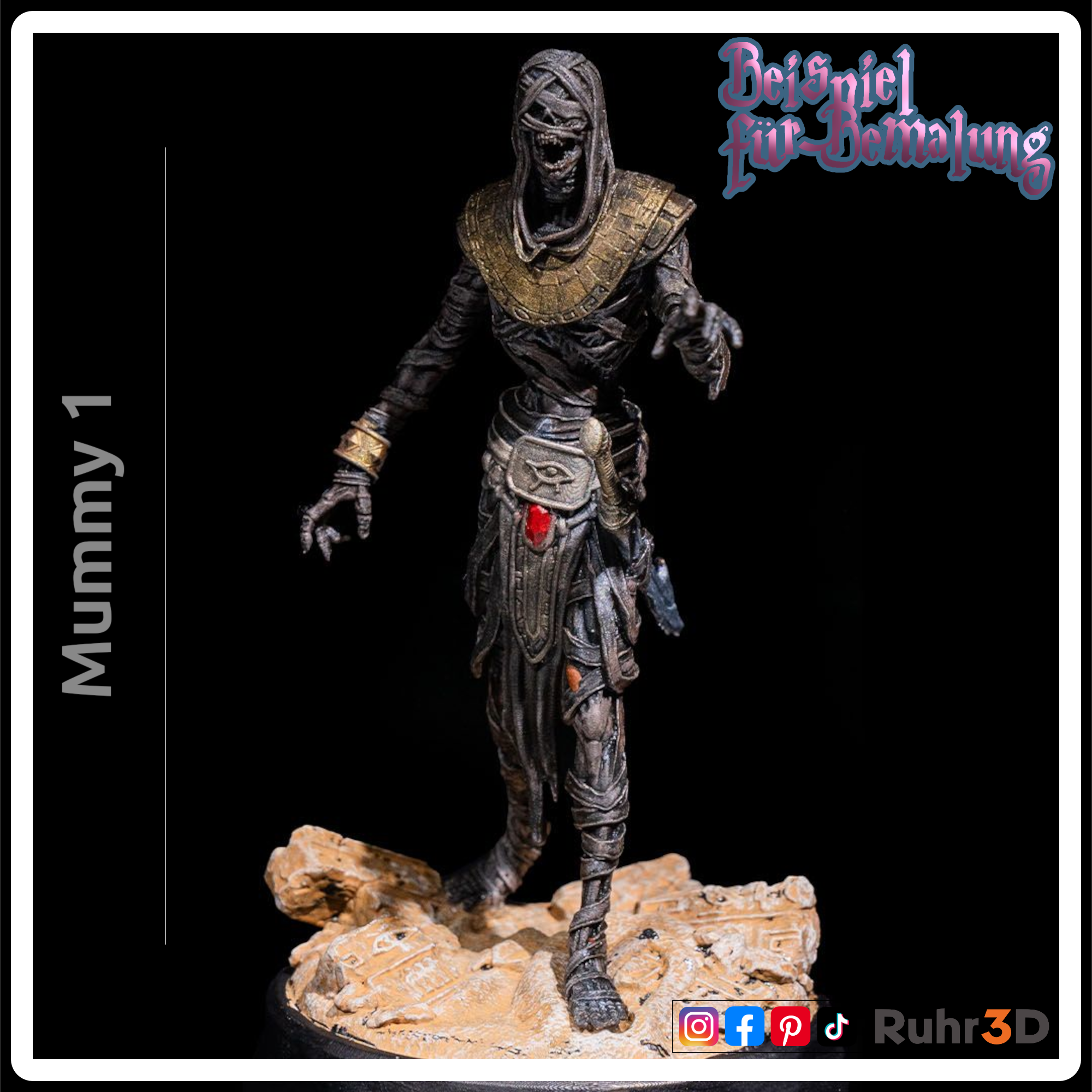 Bemaltes Beispiel für eine Detaillierte Mumienfigur mit skelettartigem Gesicht und Bandagen. Die Figur hat goldene Akzente an Kragen und Handgelenk sowie einen rot leuchtenden Kristall am Gürtel. Die Basis ist sandfarben, und die Figur ist mit "Mummy 1" beschriftet.