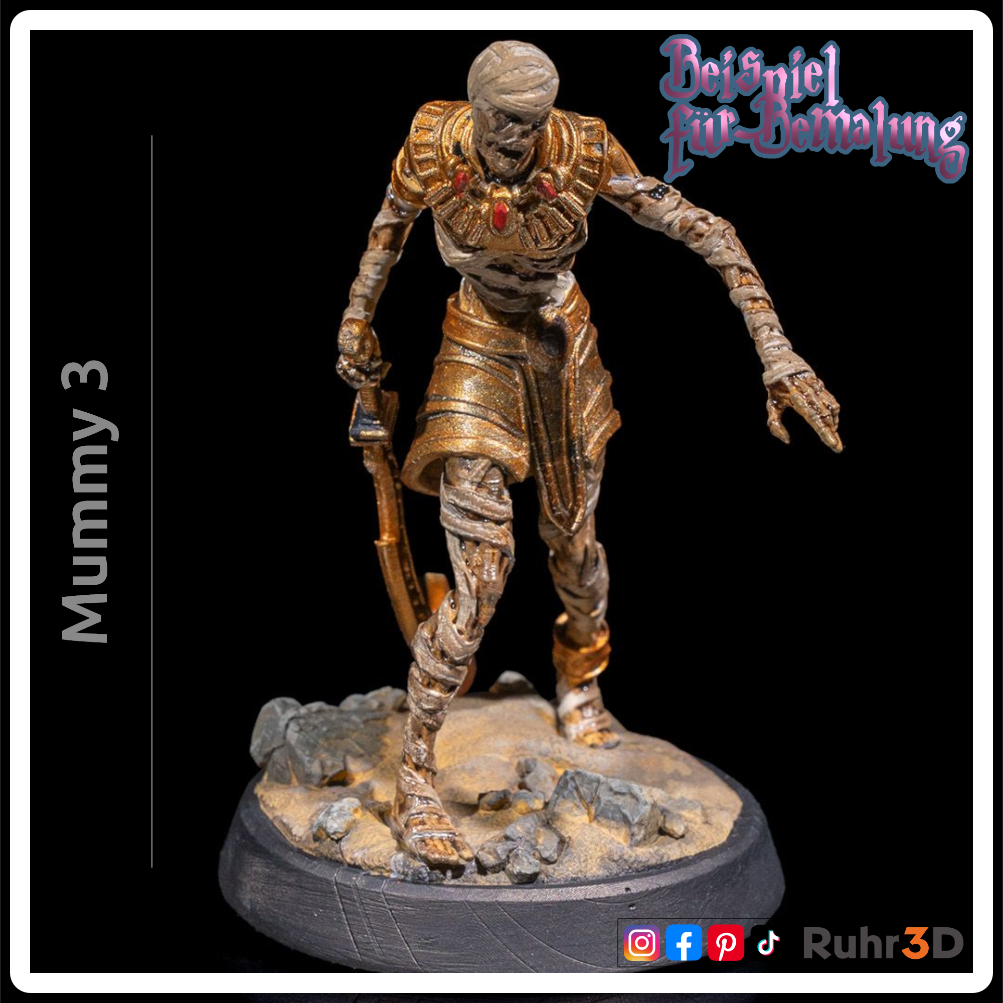 Detaillierte Mumienfigur mit skelettartigem Gesicht und Bandagen. Die Figur hat goldene Akzente an Kragen und Handgelenk sowie einen Skarabäus Gürtel. Die Basis ist sandfarben, und die Figur ist mit "Mummy 3" beschriftet.