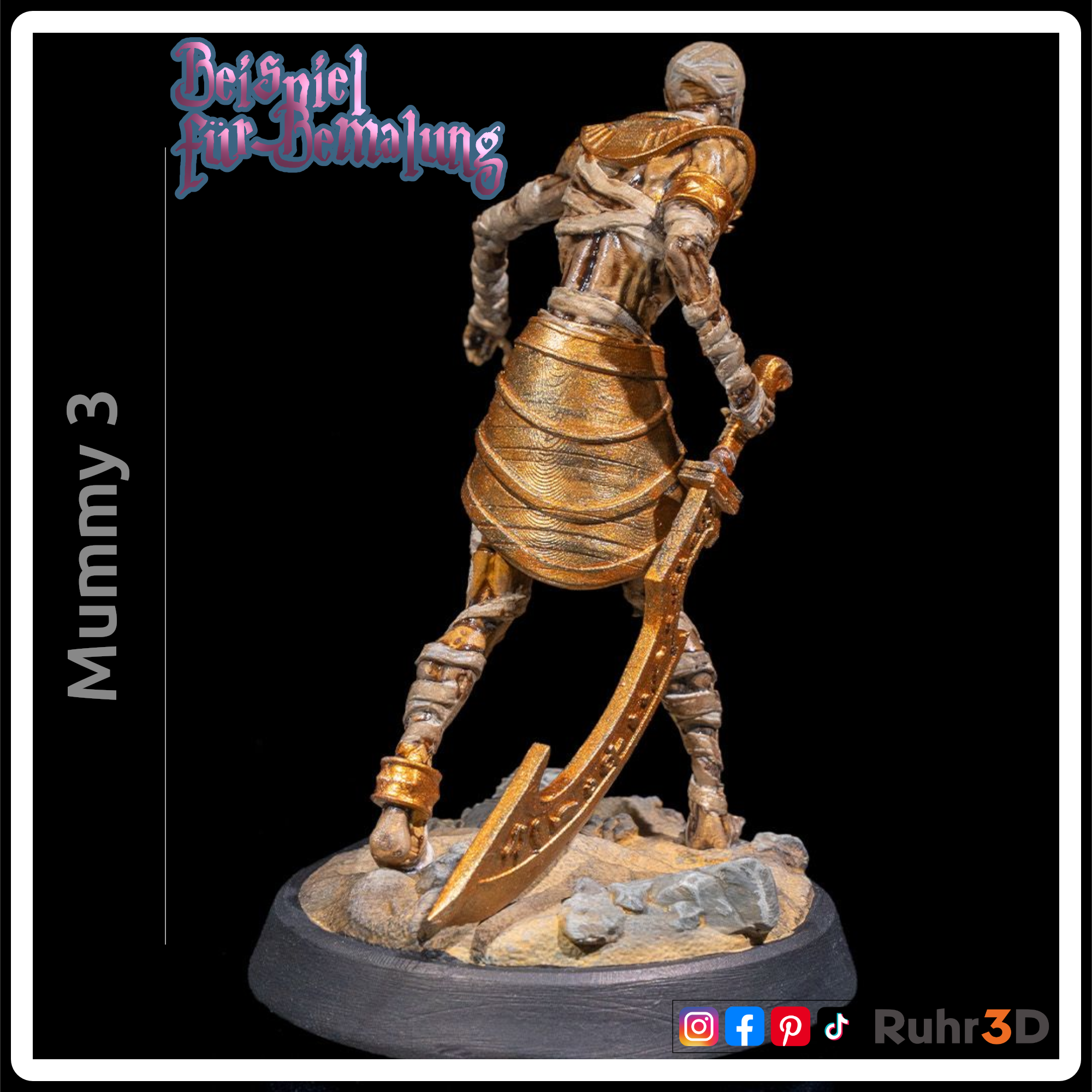 Detaillierte Mumienfigur mit skelettartigem Gesicht und Bandagen. Die Figur hat goldene Akzente an Kragen und Handgelenk sowie einen Skarabäus Gürtel. Die Basis ist sandfarben, und die Figur ist mit "Mummy 3" beschriftet.