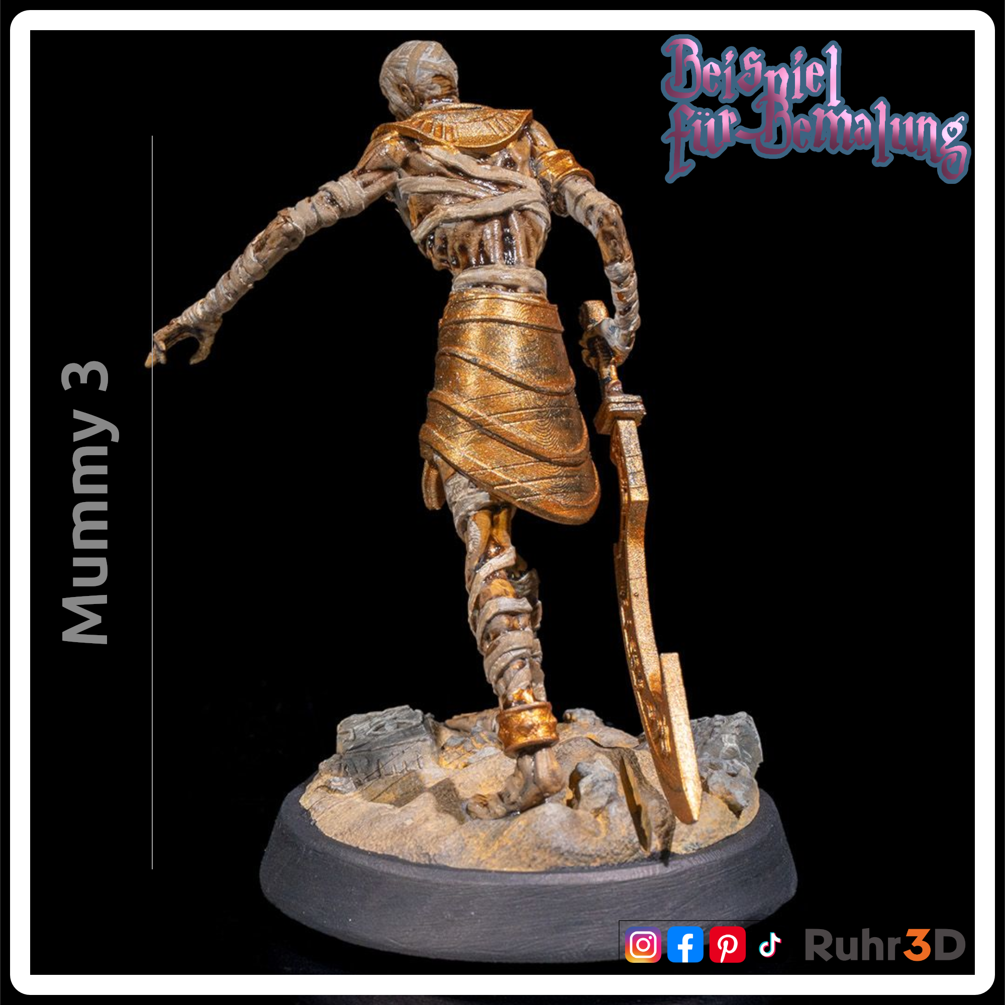 Detaillierte Mumienfigur mit skelettartigem Gesicht und Bandagen. Die Figur hat goldene Akzente an Kragen und Handgelenk sowie einen Skarabäus Gürtel. Die Basis ist sandfarben, und die Figur ist mit "Mummy 3" beschriftet.