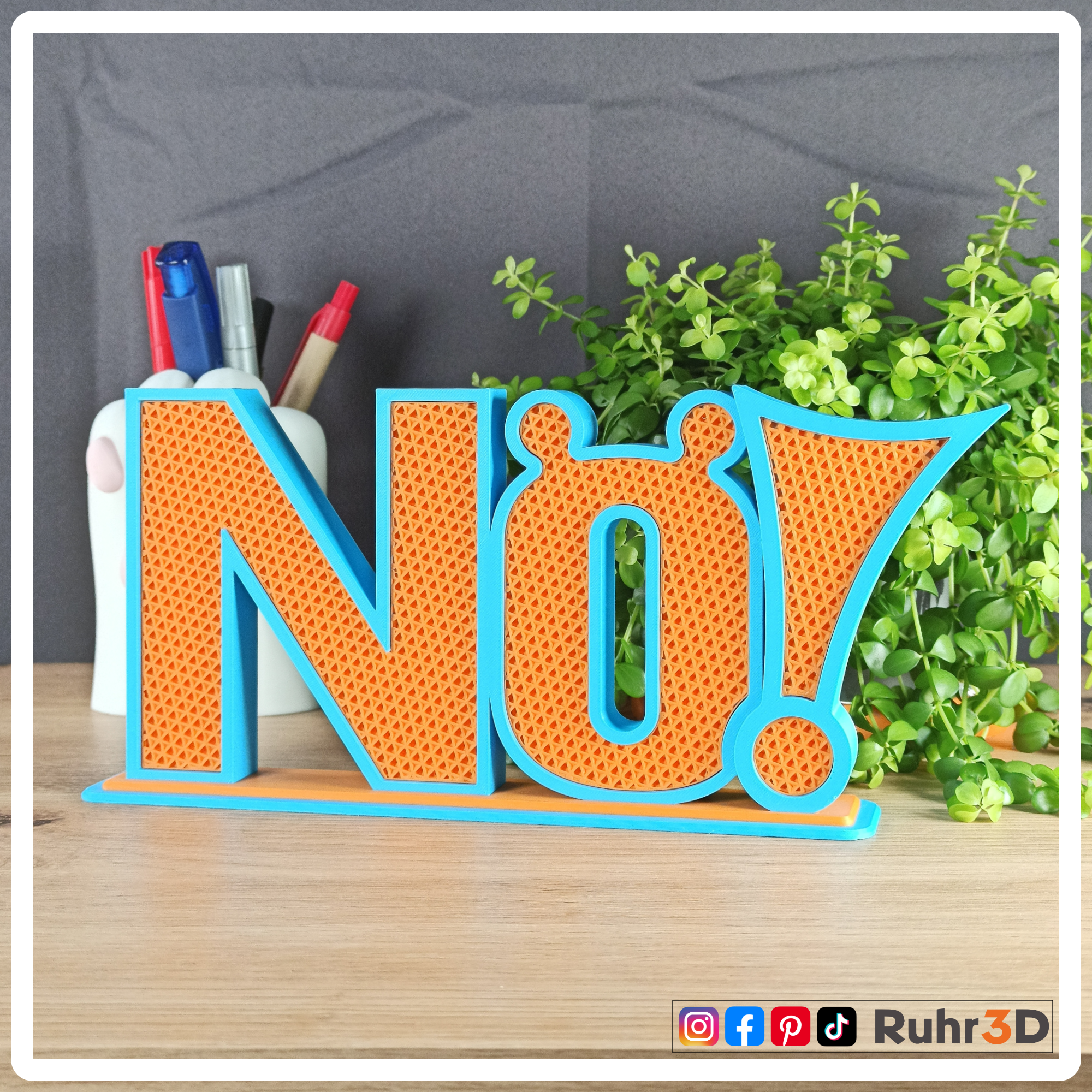 Aufsteller "Nö!" in den Farben Sky Blue und Orange. Die Größe beträgt inklusive Sockel circa 100 mm Höhe * 230 mm Breit * 36 mm Tiefe.