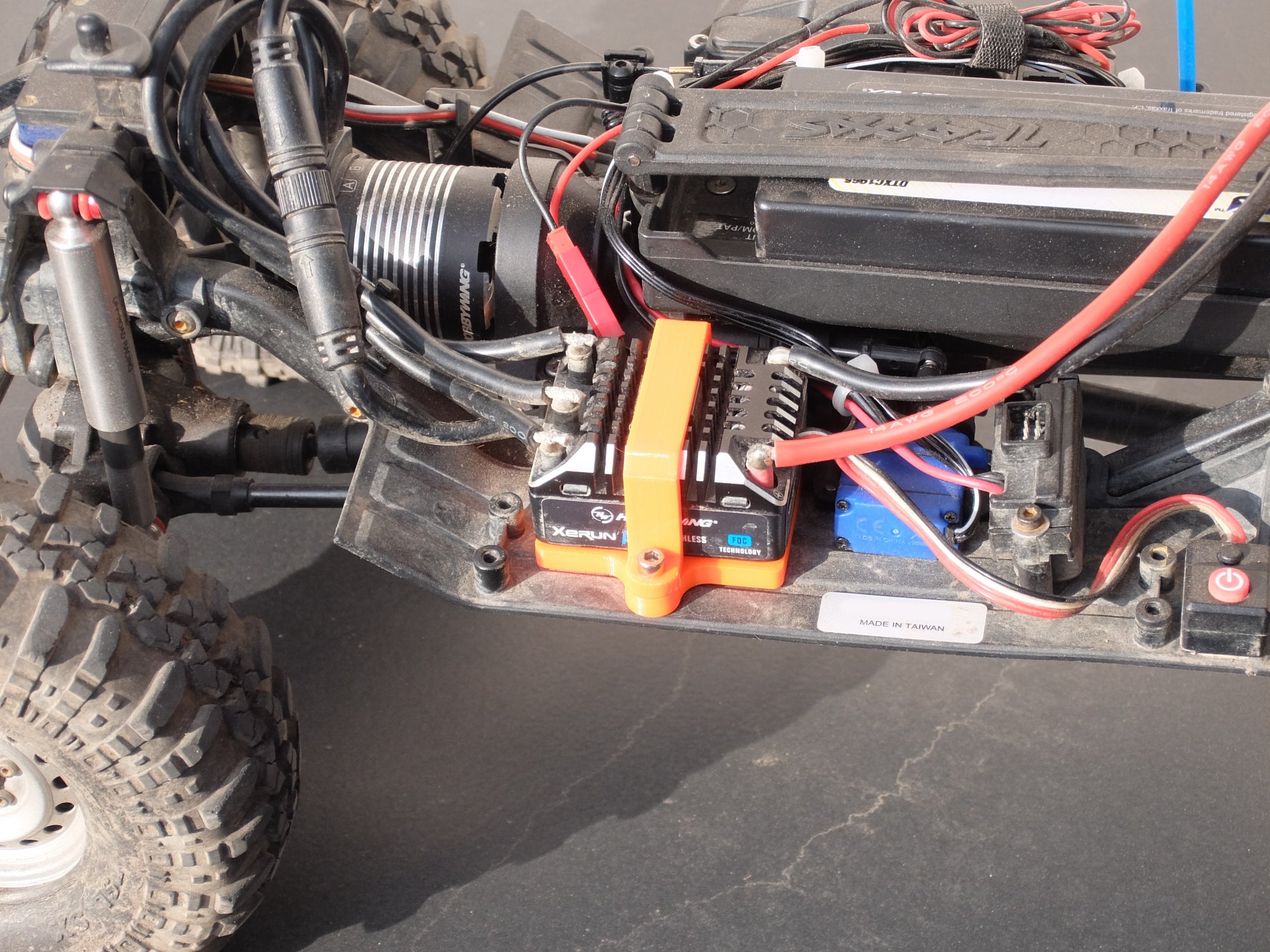Traxxas TRX4 - Befestigung Fahrregler - Hobbywing XeRun AXE FOC Brushless Regler