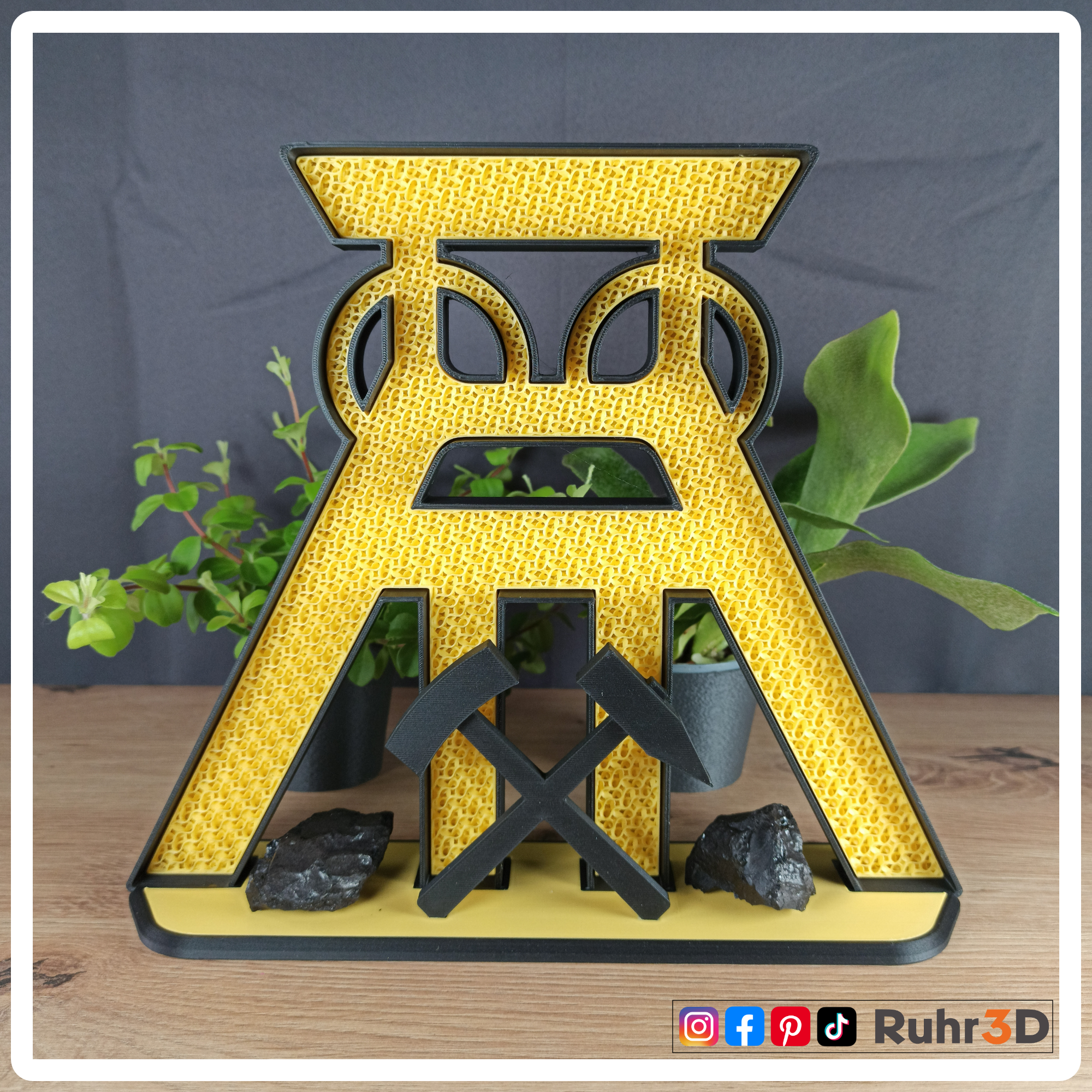 Förderturm in Vereinsfarben mit Schlägel & Eisen sowie echter Kohle • Heimat | Ruhrgebiet | Revier | Ruhrpott | Bergbau | Kumpel | Verein •