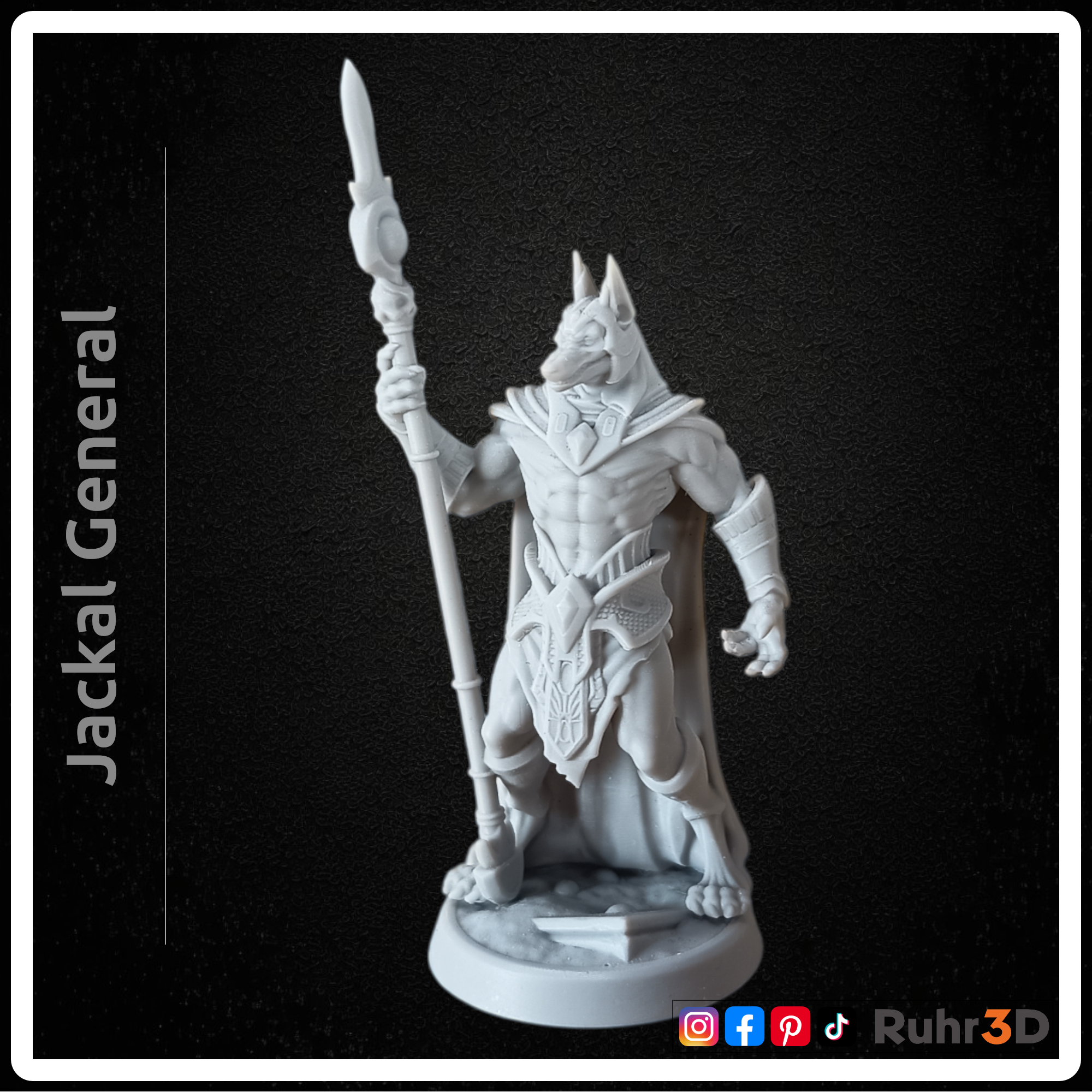 Detaillierte Figur des ägyptischen Gottes Anubis, dargestellt als Schakal mit menschlichem Körper. Die Figur hält einen Stab und trägt einen Umhang. Der Text "Jackal General" befindet sich auf der linken Seite. Das Bild stellt ein das 3D-gedruckte Original dar.