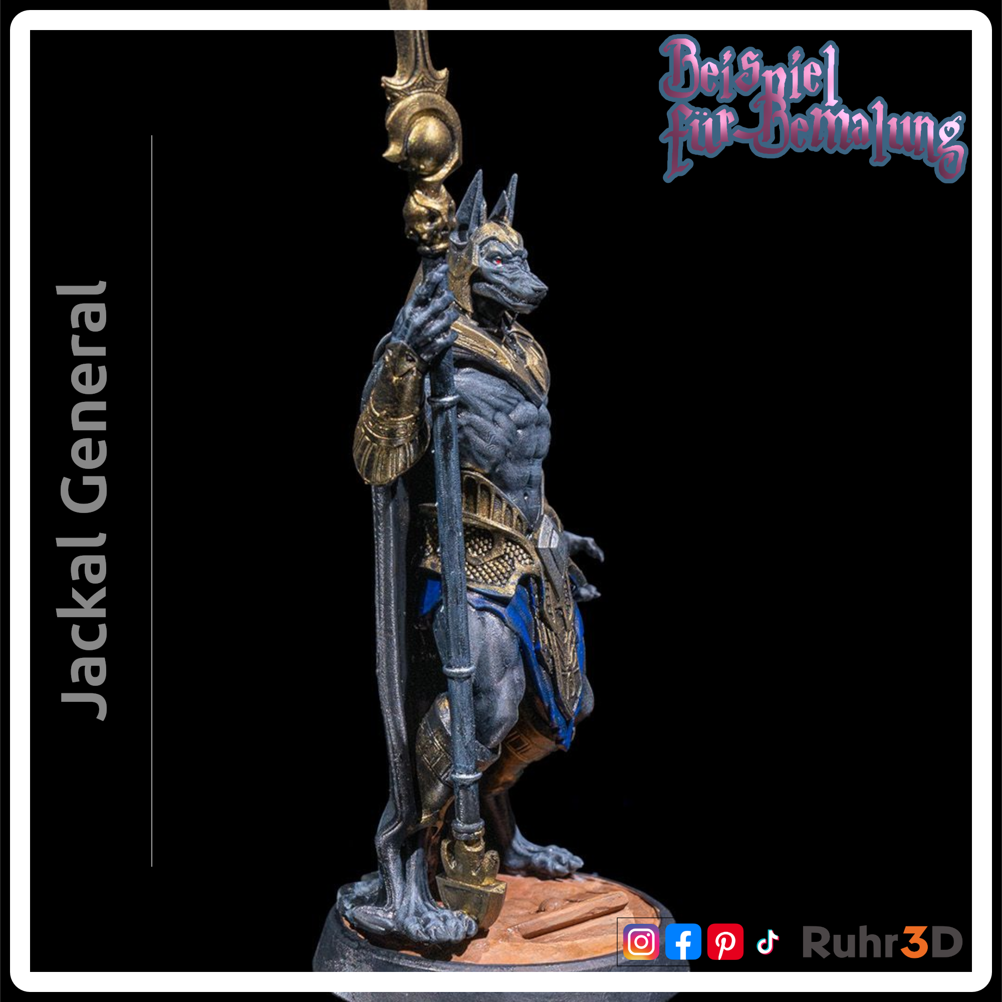 Detaillierte Figur des ägyptischen Gottes Anubis, dargestellt als Schakal mit menschlichem Körper. Die Figur hält einen Stab, ist hauptsächlich grau mit goldenen sowie blauen Akzenten und  trägt einem dunkelblauen Umhang. Der Text "Jackal General" befindet sich auf der linken Seite. Das Bild stellt ein Beispiel für die Bemalung der Figur dar.