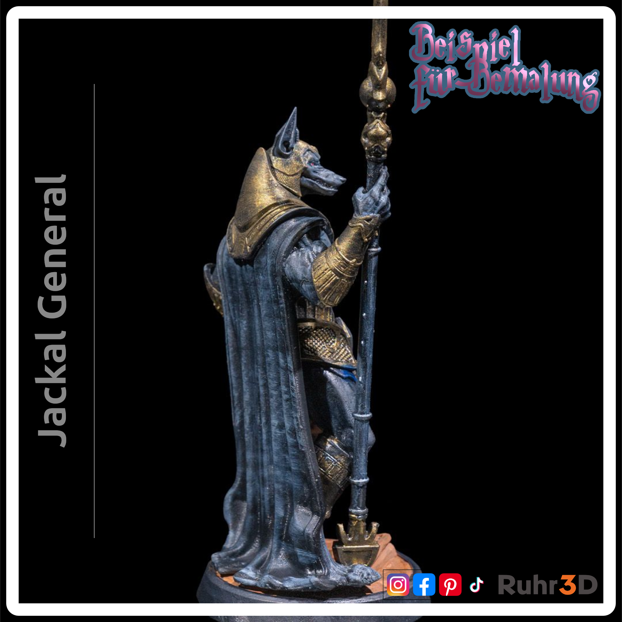 Detaillierte Figur des ägyptischen Gottes Anubis, dargestellt als Schakal mit menschlichem Körper. Die Figur hält einen Stab, ist hauptsächlich grau mit goldenen sowie blauen Akzenten und  trägt einem dunkelblauen Umhang. Der Text "Jackal General" befindet sich auf der linken Seite. Das Bild stellt ein Beispiel für die Bemalung der Figur dar.