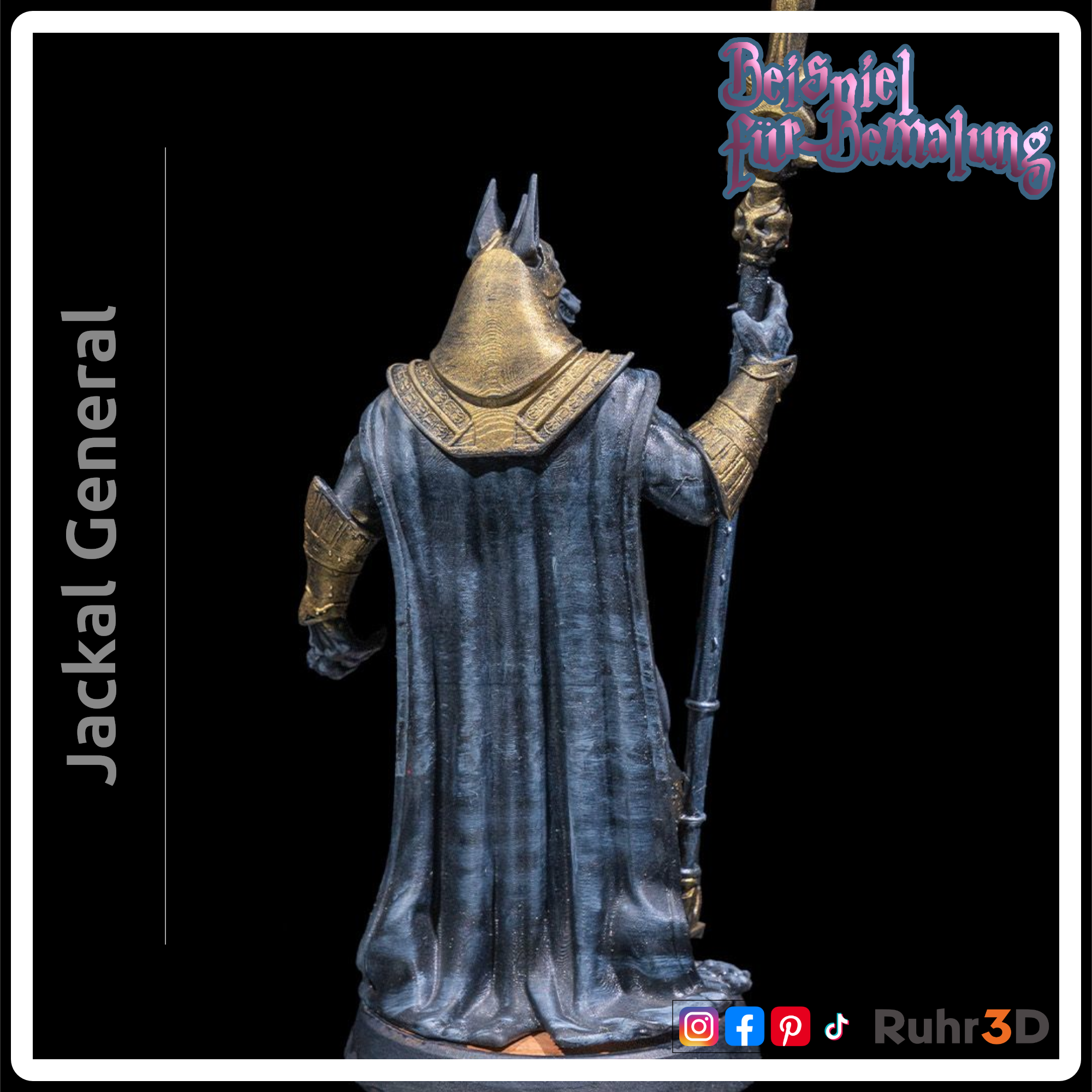 Detaillierte Figur des ägyptischen Gottes Anubis, dargestellt als Schakal mit menschlichem Körper. Die Figur hält einen Stab, ist hauptsächlich grau mit goldenen sowie blauen Akzenten und  trägt einem dunkelblauen Umhang. Der Text "Jackal General" befindet sich auf der linken Seite. Das Bild stellt ein Beispiel für die Bemalung der Figur dar.
