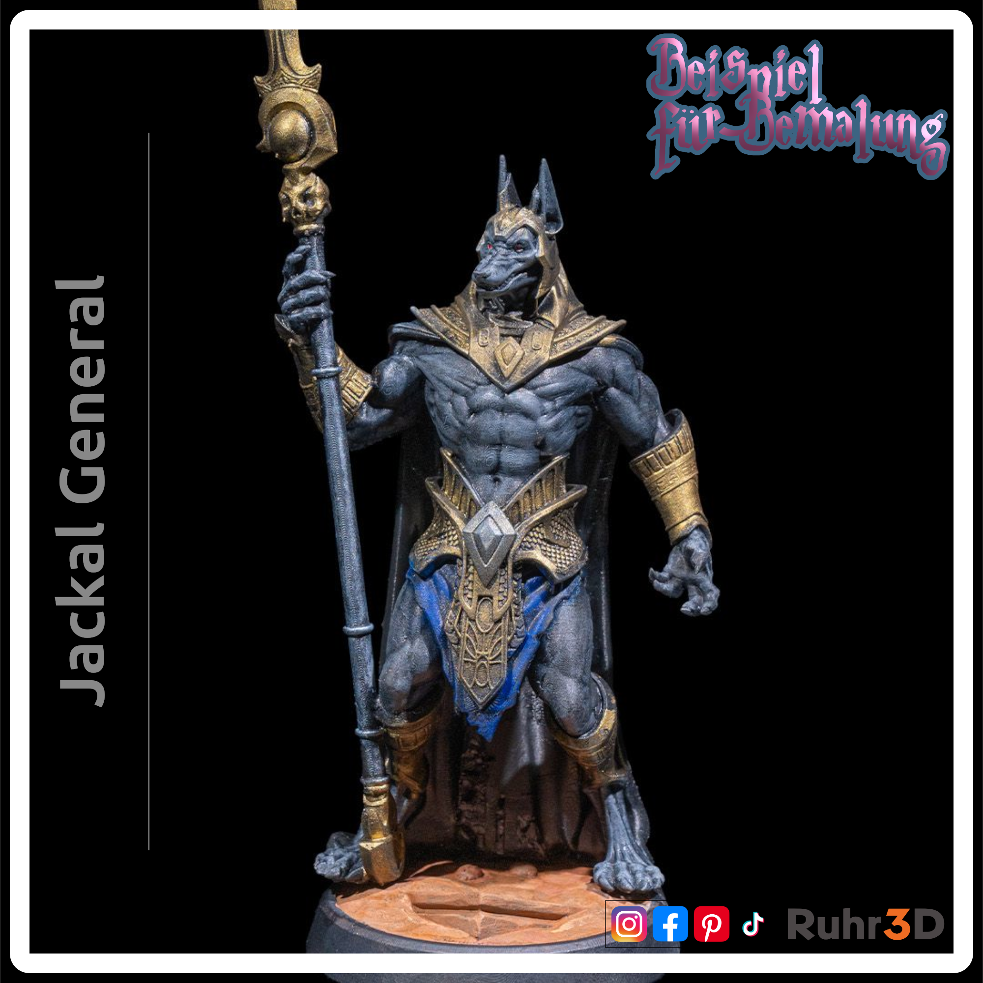 Detaillierte Figur des ägyptischen Gottes Anubis, dargestellt als Schakal mit menschlichem Körper. Die Figur hält einen Stab, ist hauptsächlich grau mit goldenen sowie blauen Akzenten und  trägt einem dunkelblauen Umhang. Der Text "Jackal General" befindet sich auf der linken Seite. Das Bild stellt ein Beispiel für die Bemalung der Figur dar.