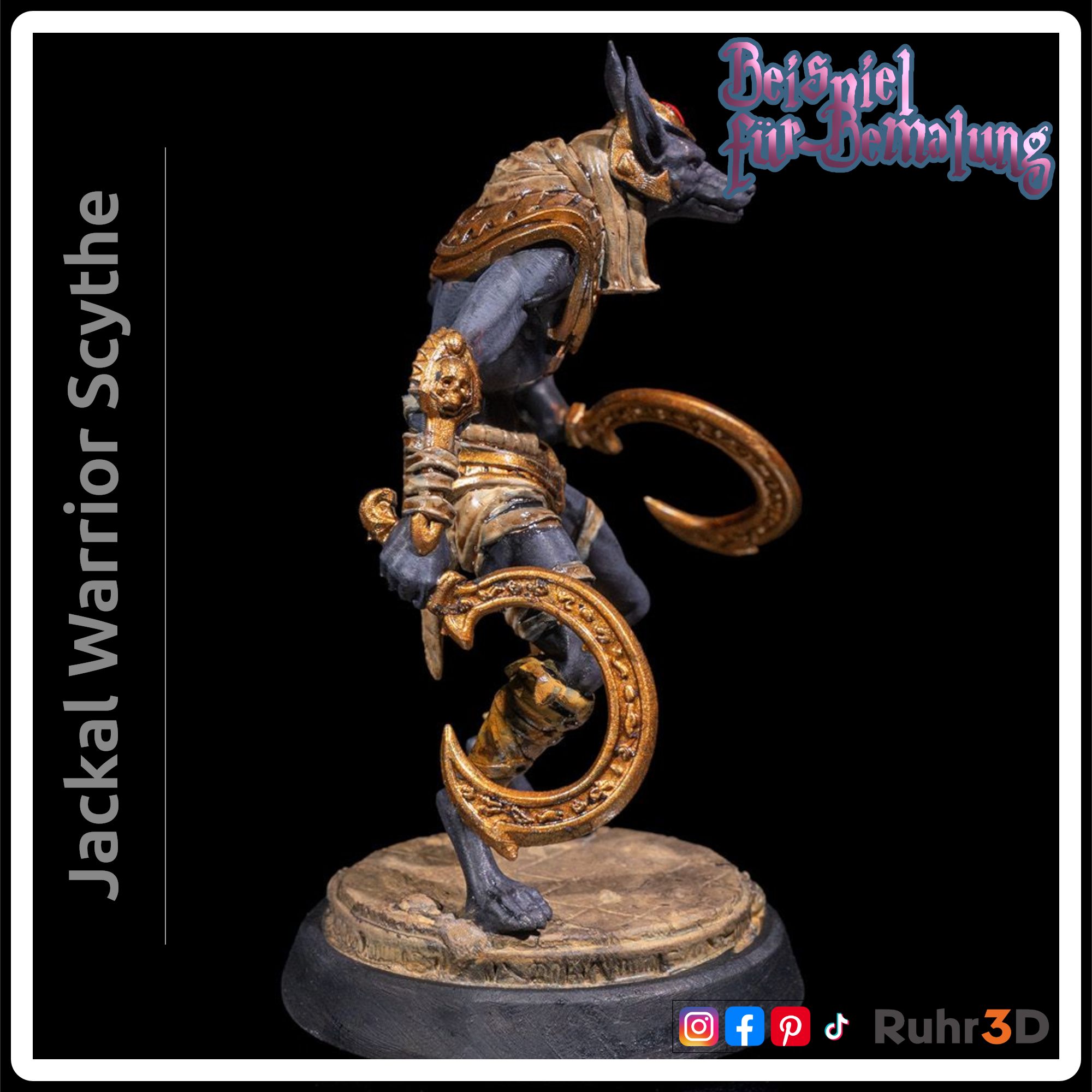 Ein bemalter Schakal Krieger mit zwei Sichel-Schwertern. Der Krieger ist in einem alt-ägyptischen Stil gehalten, der in die Zeit der Pharaonen passt. Sein Kopf ähnelt dem eines Schakals.