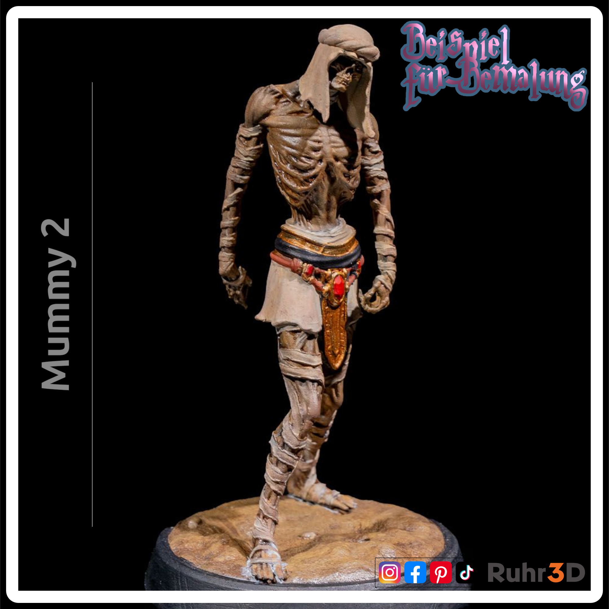 Detaillierte Mumienfigur mit skelettartigem Gesicht und Bandagen. Die Figur hat goldene Akzente an Kragen und Handgelenk sowie einen roten Edelstein am Gürtel. Die Basis ist sandfarben, und die Figur ist mit "Mummy 2" beschriftet.