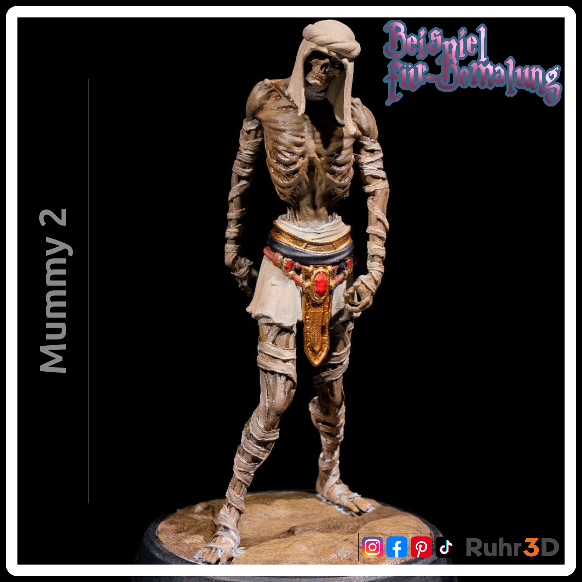 Detaillierte Mumienfigur mit skelettartigem Gesicht und Bandagen. Die Figur hat goldene Akzente an Kragen und Handgelenk sowie einen roten Edelstein am Gürtel. Die Basis ist sandfarben, und die Figur ist mit "Mummy 2" beschriftet.