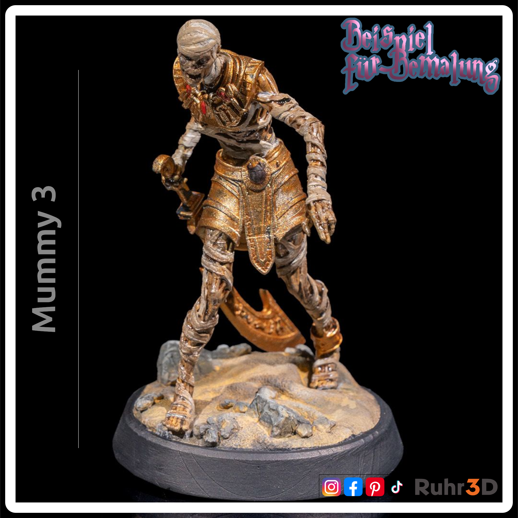 Detaillierte Mumienfigur mit skelettartigem Gesicht und Bandagen. Die Figur hat goldene Akzente an Kragen und Handgelenk sowie einen Skarabäus Gürtel. Die Basis ist sandfarben, und die Figur ist mit "Mummy 3" beschriftet.
