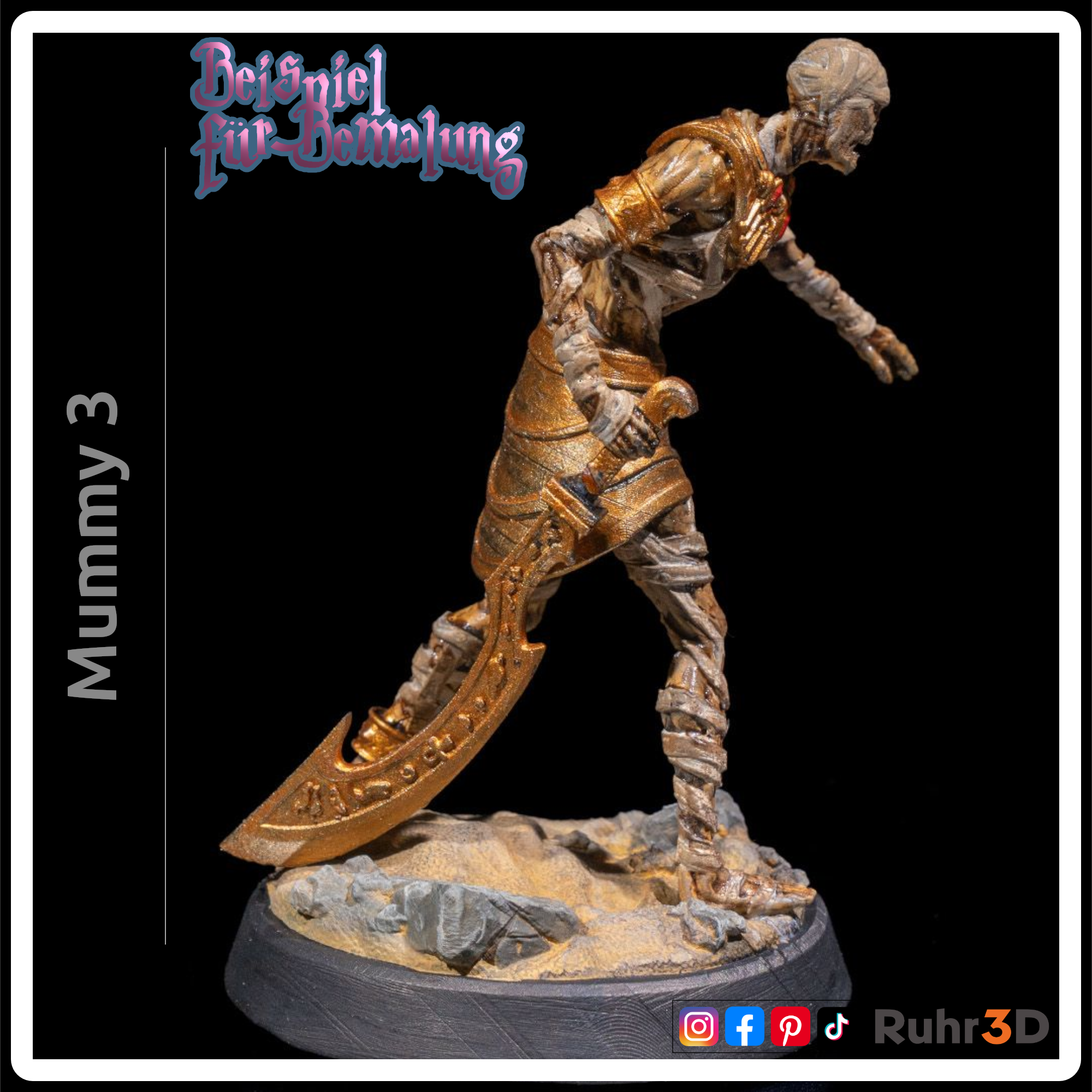 Detaillierte Mumienfigur mit skelettartigem Gesicht und Bandagen. Die Figur hat goldene Akzente an Kragen und Handgelenk sowie einen Skarabäus Gürtel. Die Basis ist sandfarben, und die Figur ist mit "Mummy 3" beschriftet.