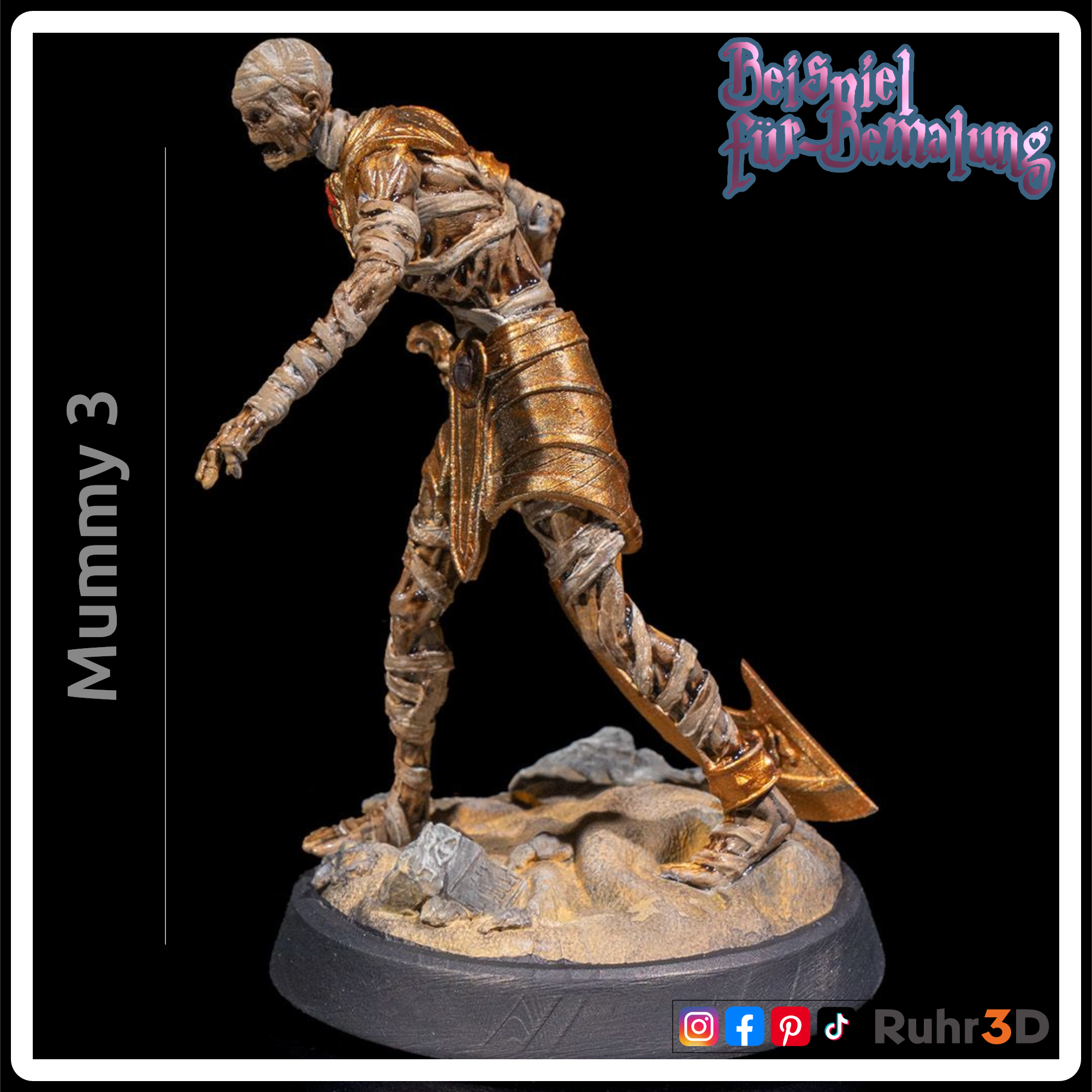 Detaillierte Mumienfigur mit skelettartigem Gesicht und Bandagen. Die Figur hat goldene Akzente an Kragen und Handgelenk sowie einen Skarabäus Gürtel. Die Basis ist sandfarben, und die Figur ist mit "Mummy 3" beschriftet.