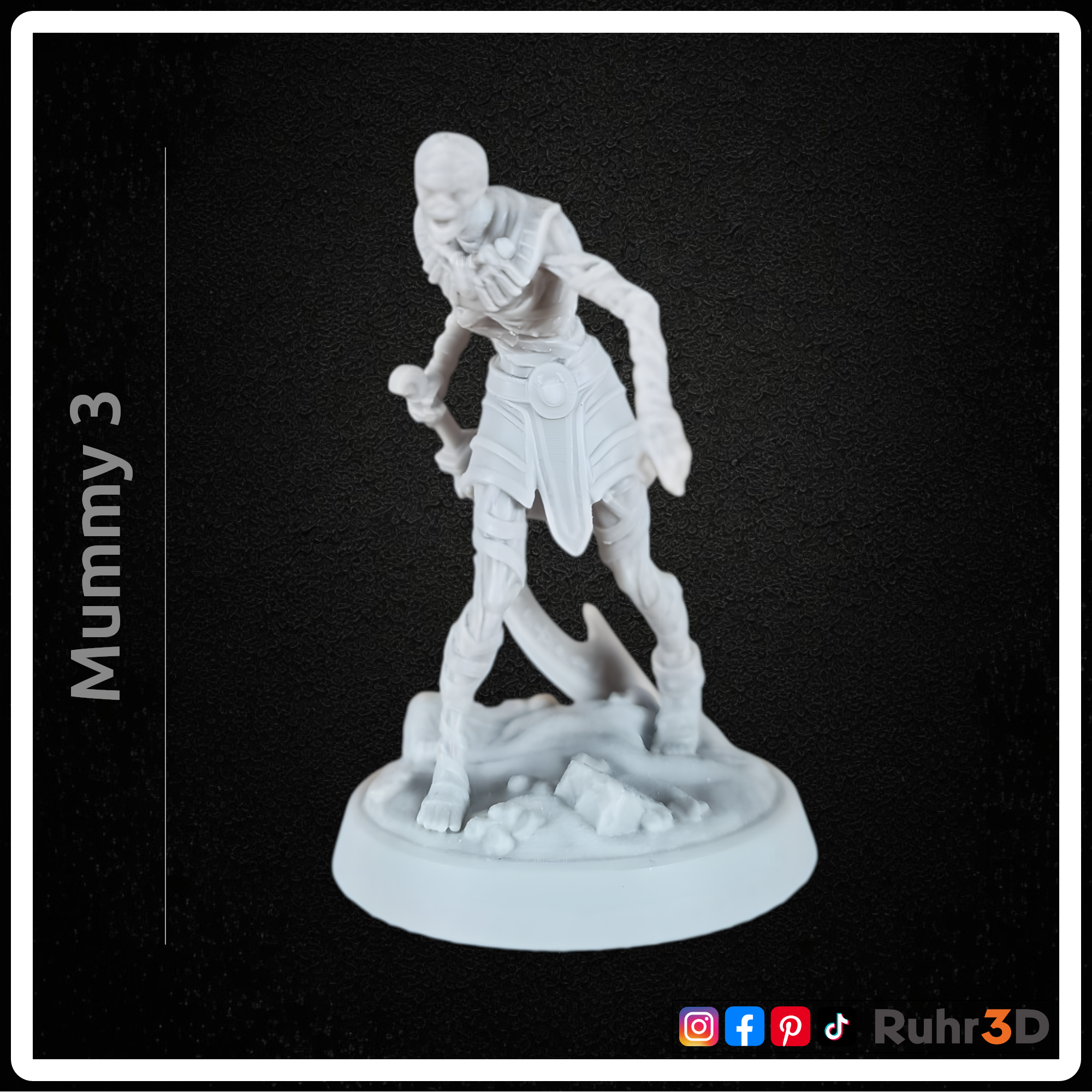 3D-gerendertes Modell einer Mumie, die auf einer felsigen Basis steht. Die Mumie ist in Bandagen gewickelt. Das Bild enthält den Text "Mummy 3" und "Rendering". Das Bild stellt das 3D-gedruckte Original dar.