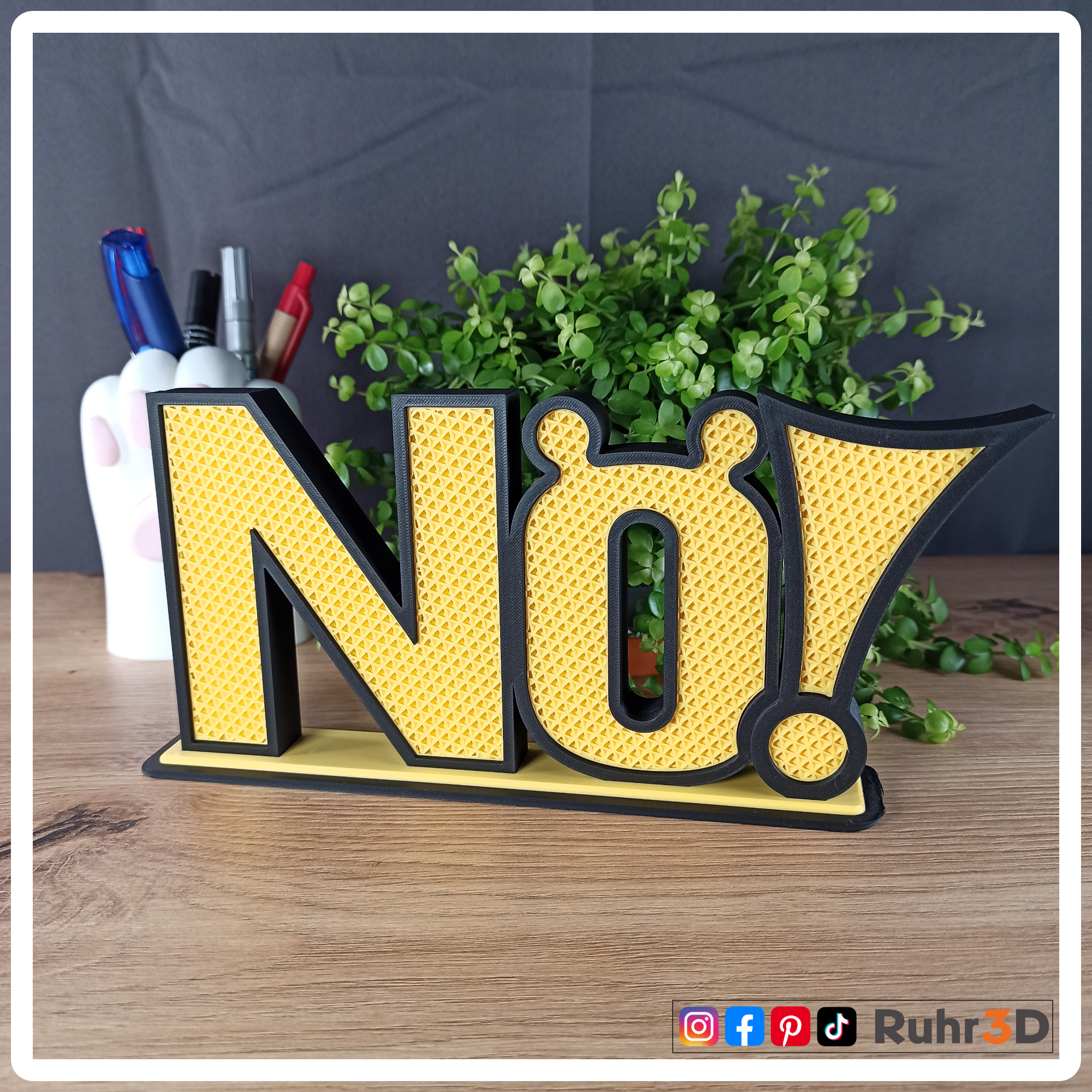 Aufsteller "Nö!" in den Farben Black und Yellow. Die Größe beträgt inklusive Sockel circa 100 mm Höhe * 230 mm Breit * 36 mm Tiefe.