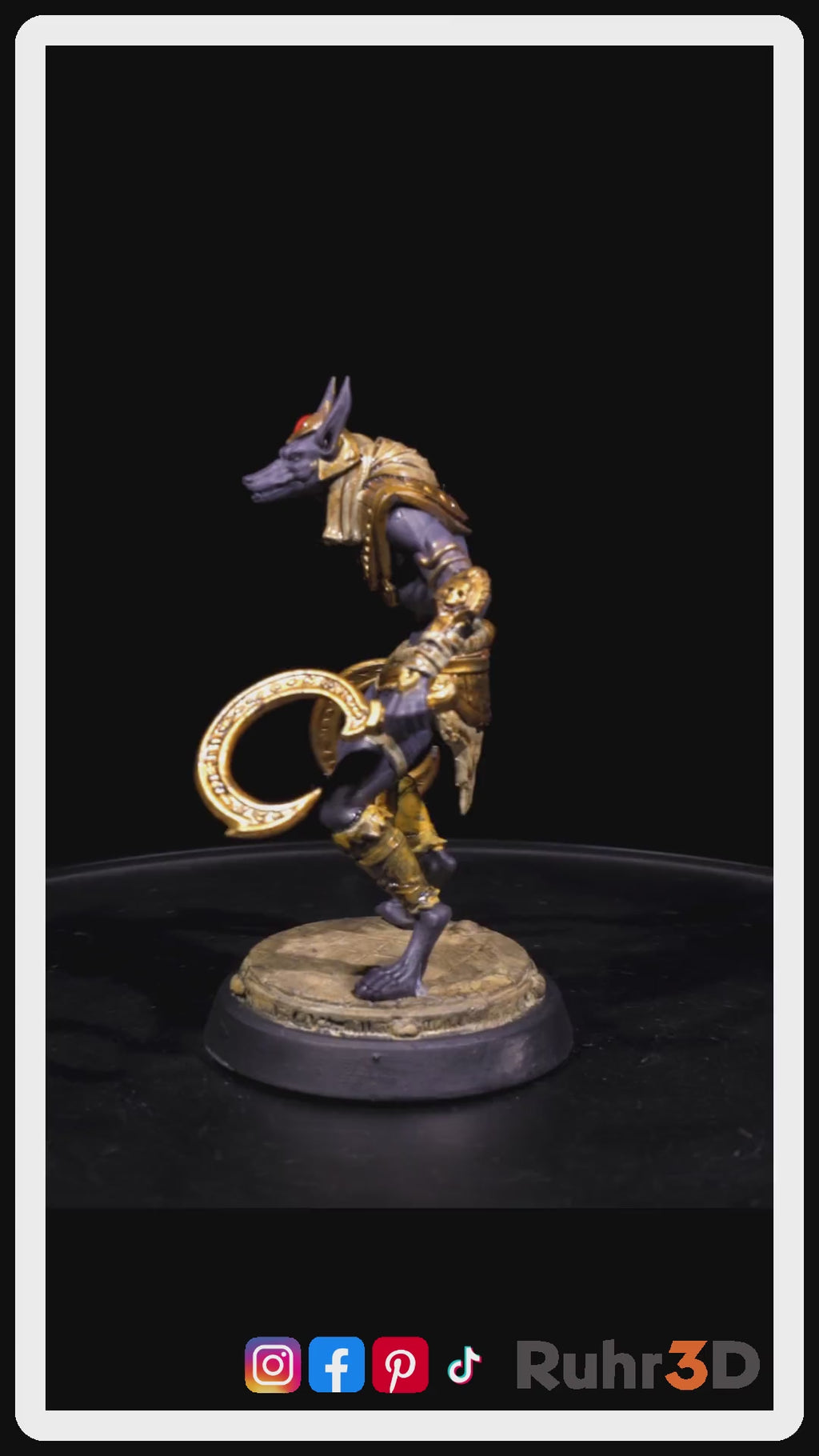 Video der sich drehenden Figur eines Sichelkämpfers, dargestellt als Schakal mit menschlichem Körper. Die Figur hält zwei Sichelschwerter und ist hauptsächlich grau mit goldenen sowie blauen Akzenten. Das Video stellt ein Beispiel für die Bemalung der Figur dar.