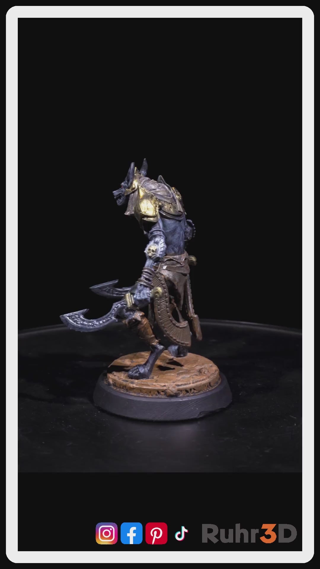 Video der sich drehenden Figur eines Schwertkämpfers, dargestellt als Schakal mit menschlichem Körper. Die Figur hält zwei Schwerter und ist hauptsächlich grau mit goldenen sowie blauen Akzenten. Das Video stellt ein Beispiel für die Bemalung der Figur dar.