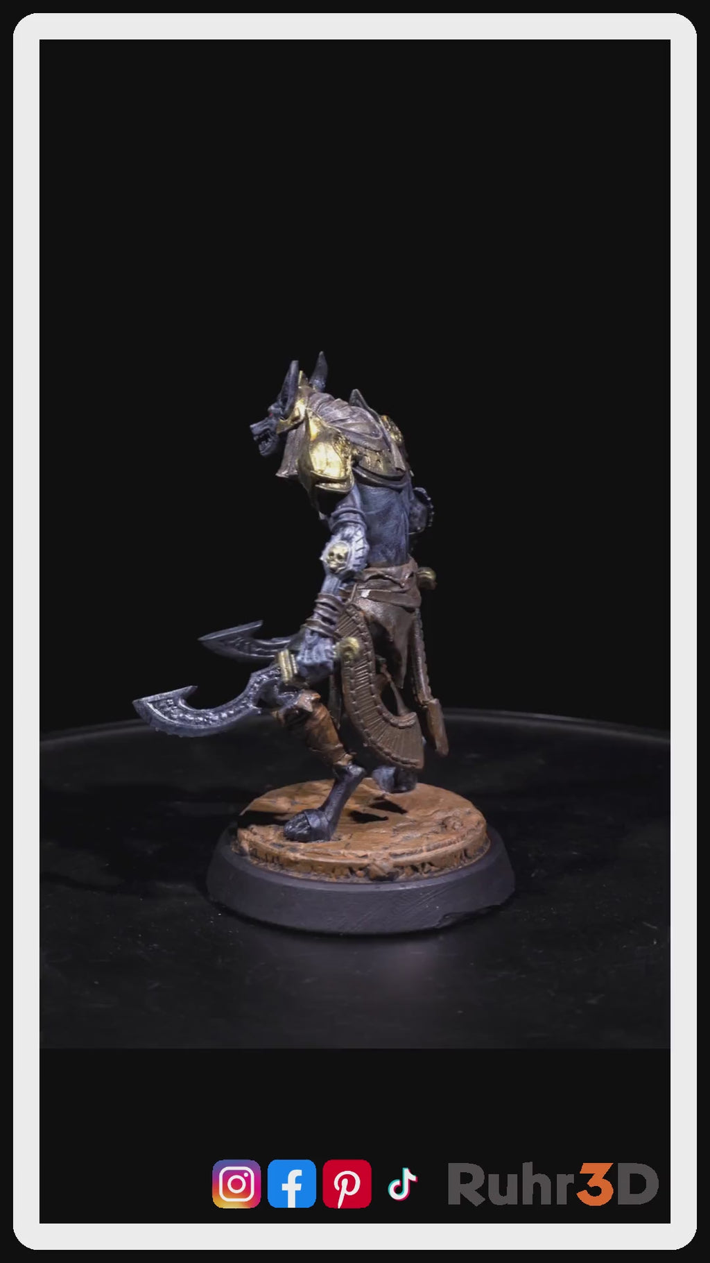 Video der sich drehenden Figur eines Schwertkämpfers, dargestellt als Schakal mit menschlichem Körper. Die Figur hält zwei Schwerter und ist hauptsächlich grau mit goldenen sowie blauen Akzenten. Das Video stellt ein Beispiel für die Bemalung der Figur dar.