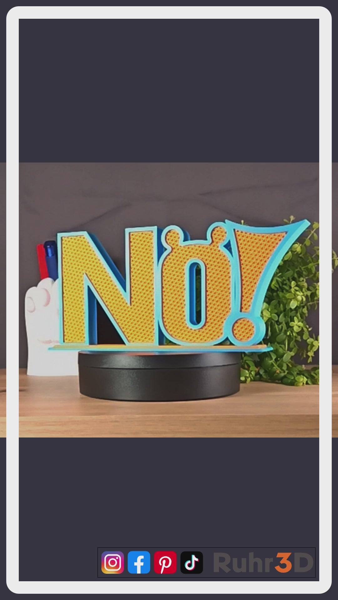 Video zum Aufsteller "Nö!" in den Farben Sky Blue und Orange. Die Größe beträgt inklusive Sockel circa 100 mm Höhe * 230 mm Breit * 36 mm Tiefe.